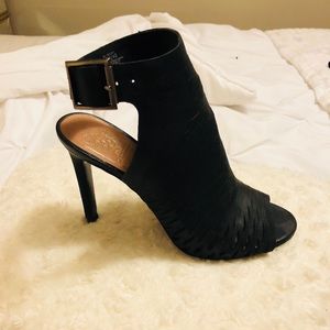 Vince Camuto perforated leather sandal black sz 10